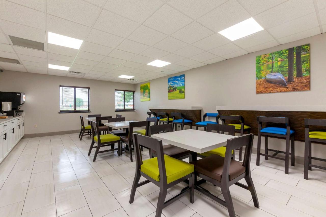 Hotel Clarion Pointe Tomah Esterno foto