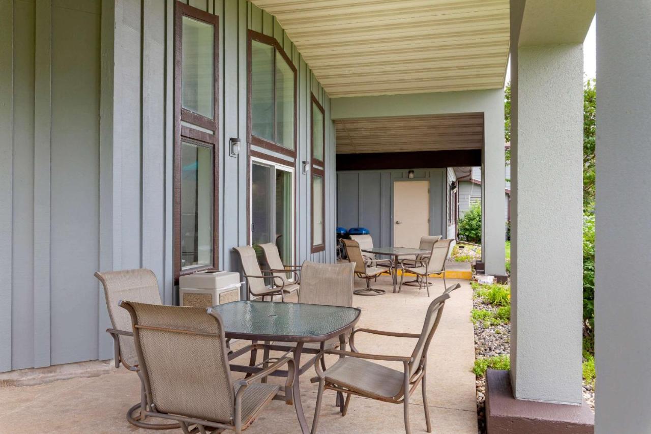 Hotel Clarion Pointe Tomah Esterno foto